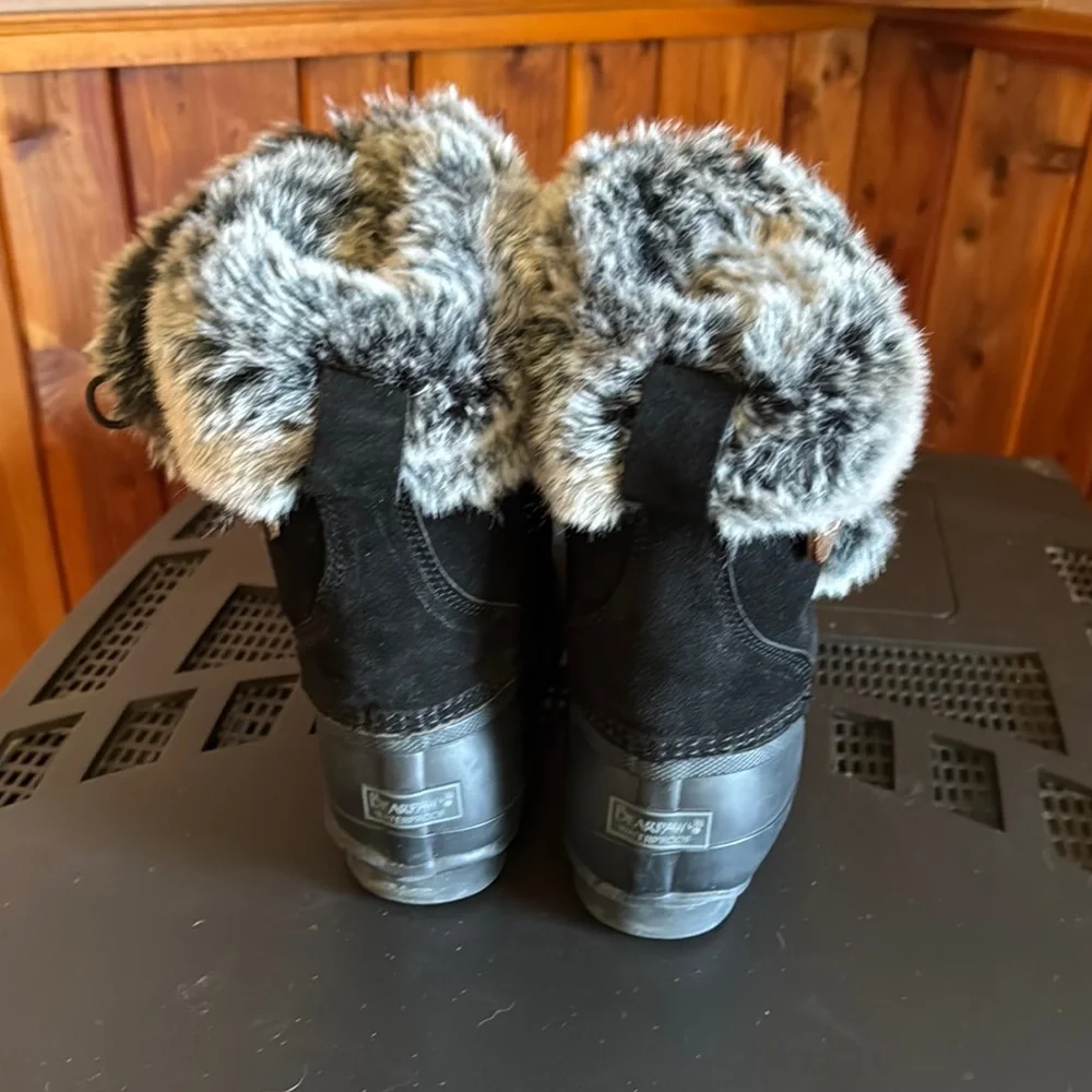 Women's Black Fur-Lined Winter Boots by Bear 🐾 Paw  Nearly New Size 8  👜 36